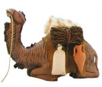 Camello echado con carga