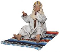 Pastor Arabe sentado pies abiertos